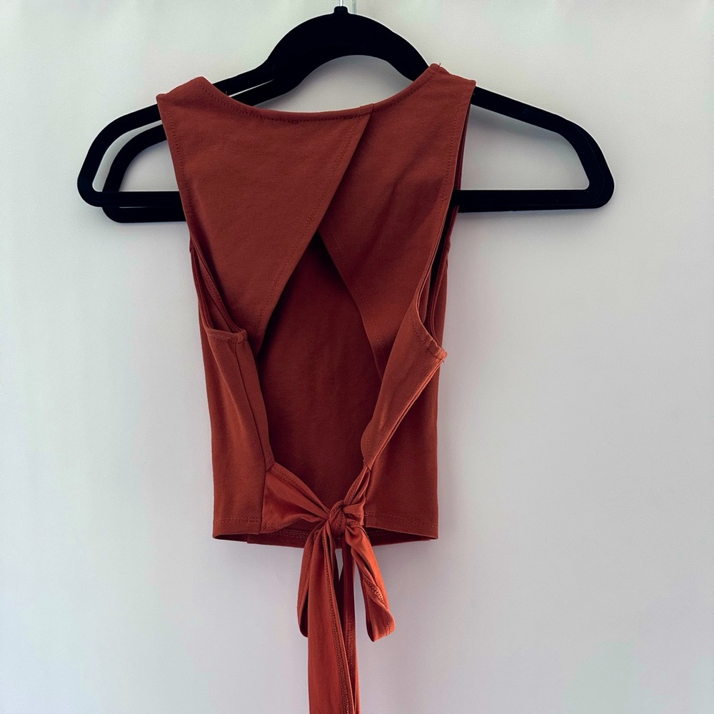 Rust color tank with back cutout Sz small